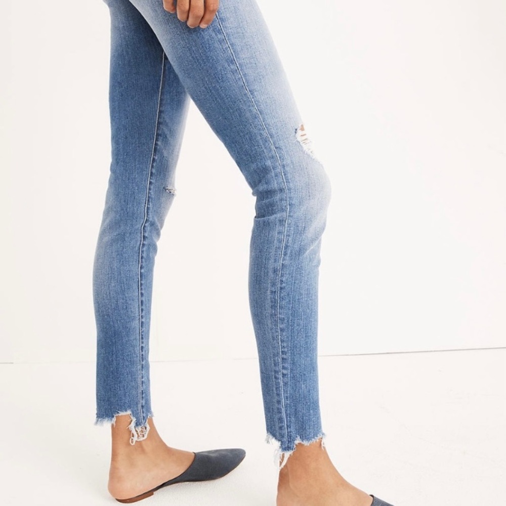 Madewell Petite 9" Mid-Rise Skinny Jeans in Frankie Wash: Torn-Knee Edition - Picture 2 of 10